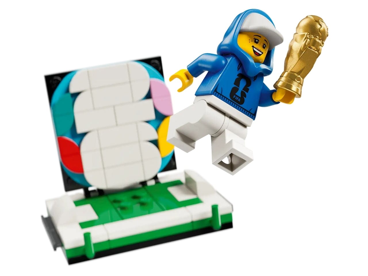 Detail dekoratif pada replika LEGO Trofi Piala Dunia yang merujuk pada juara sebelumnya