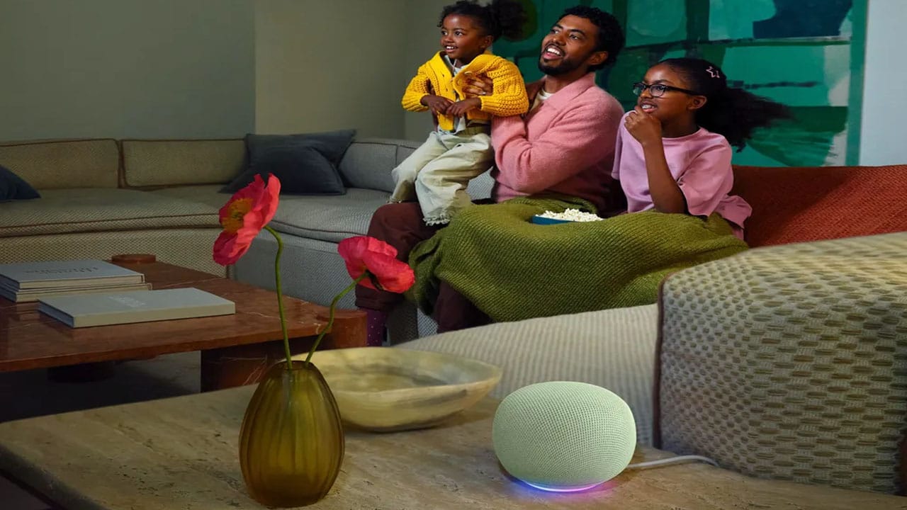 Dua unit Google Home Speaker warna Porcelain dan Jade diletakkan berdampingan, memperlihatkan opsi stereo pairing