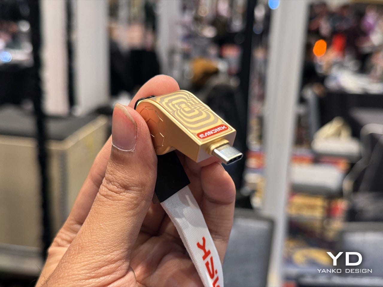 Flashdisk SanDisk berbentuk peluit yang bisa dipakai sebagai liontin aksesori