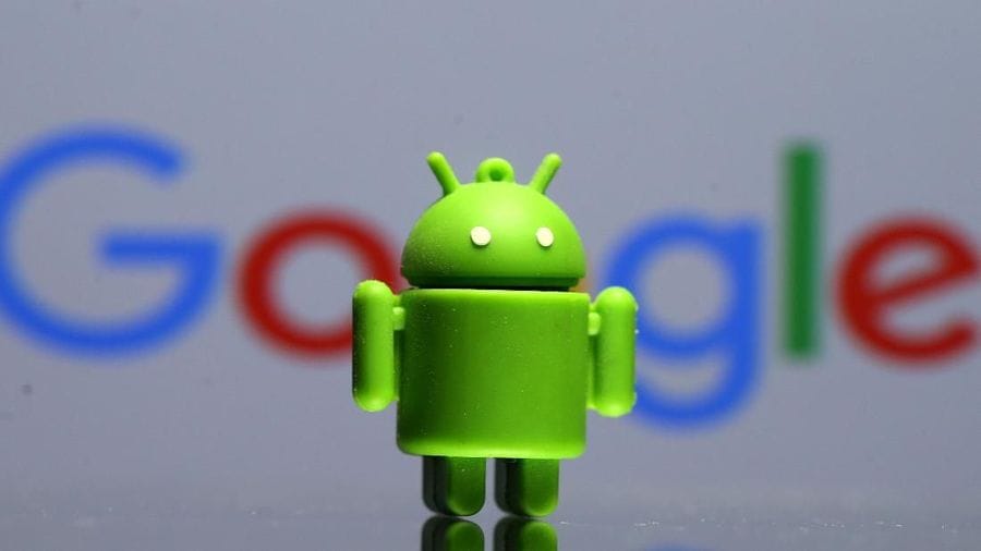 Ilustrasi maskot Android Bugdroid di depan logo Google