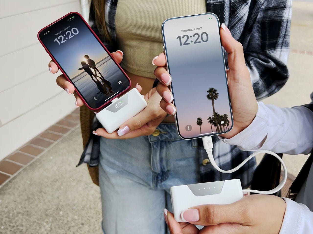 Kedua unit Nimble SharePower yang terpisah dengan kabel USB-C jalinan terlihat