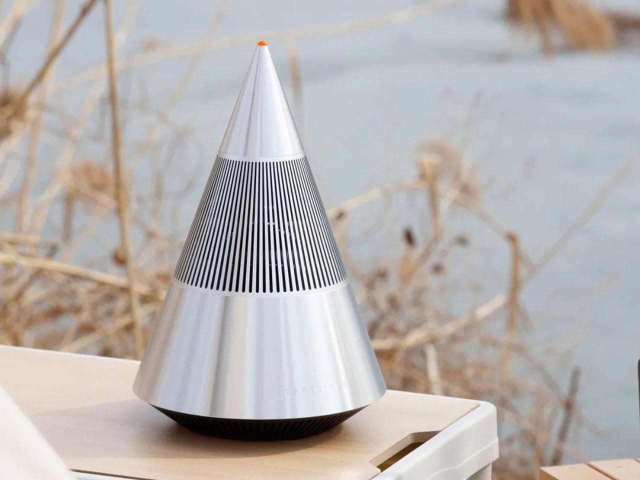 Koleksi sound sculpture speaker artistik sebagai pajangan mewah ruang tamu modern