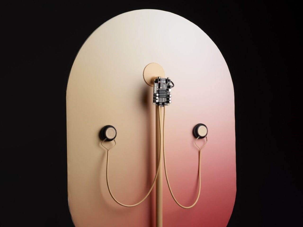 Koleksi sound sculpture speaker artistik sebagai pajangan mewah ruang tamu modern