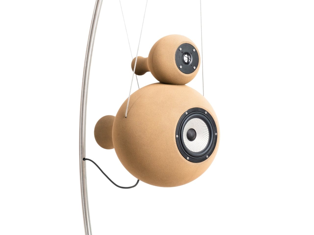 Koleksi sound sculpture speaker artistik sebagai pajangan mewah ruang tamu modern