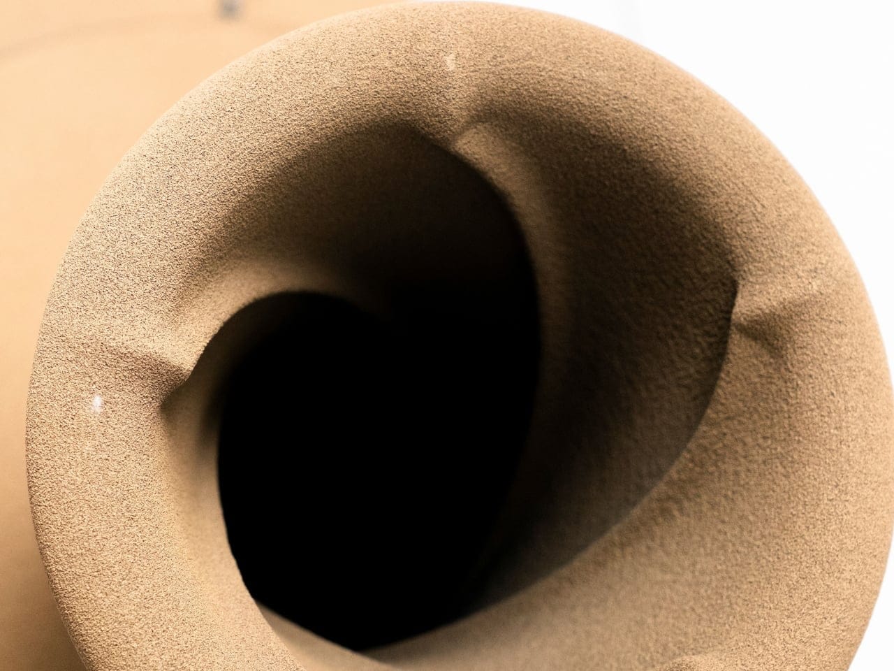 Koleksi sound sculpture speaker artistik sebagai pajangan mewah ruang tamu modern