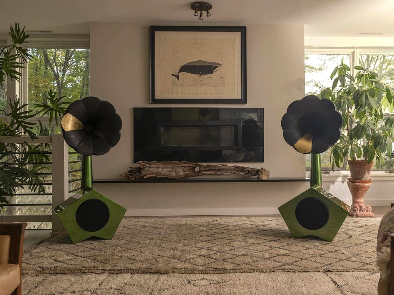 Koleksi sound sculpture speaker artistik sebagai pajangan mewah ruang tamu modern