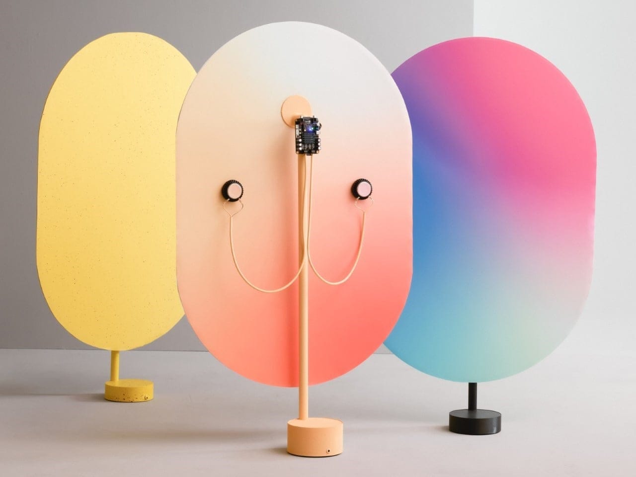 Koleksi sound sculpture speaker artistik sebagai pajangan mewah ruang tamu modern