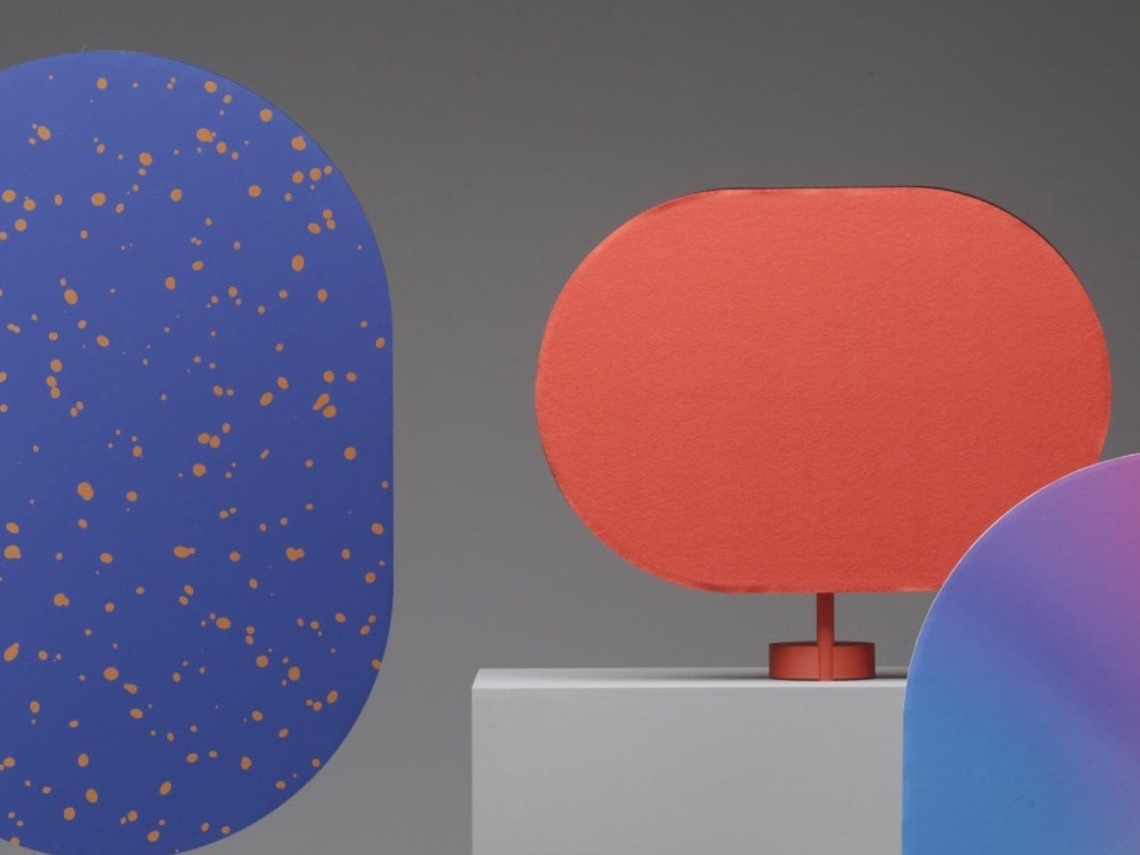 Koleksi sound sculpture speaker artistik sebagai pajangan mewah ruang tamu modern