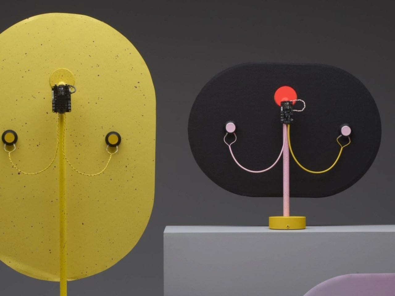 Koleksi sound sculpture speaker artistik sebagai pajangan mewah ruang tamu modern