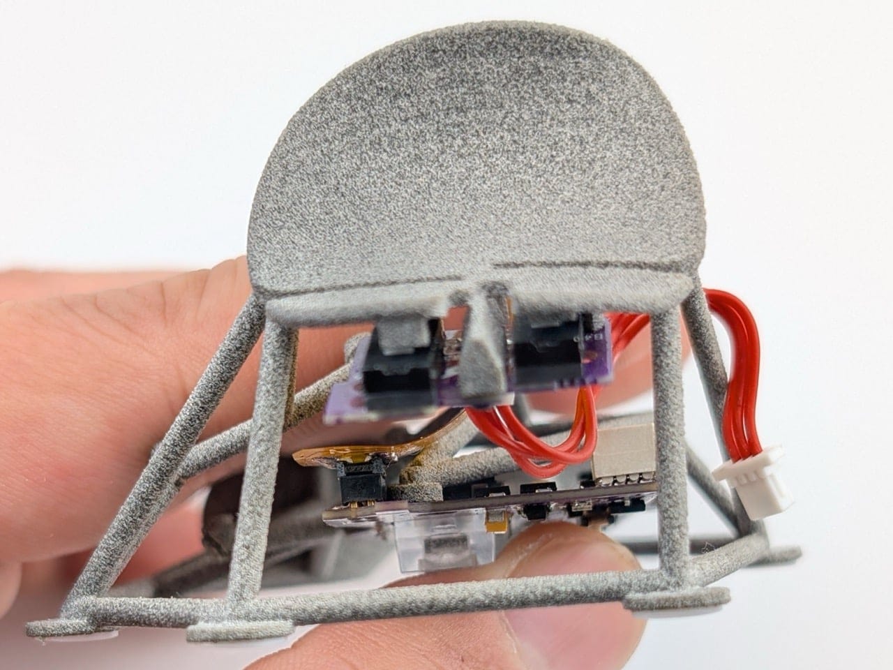 Komponen internal mouse Kotinos yang terlihat jelas