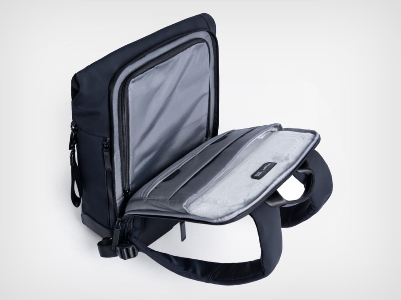 Mekanisme magnetic buckle FIDLOCK pada tas Herman Pro yang bisa ditutup dan dilepas hanya dengan satu tangan.