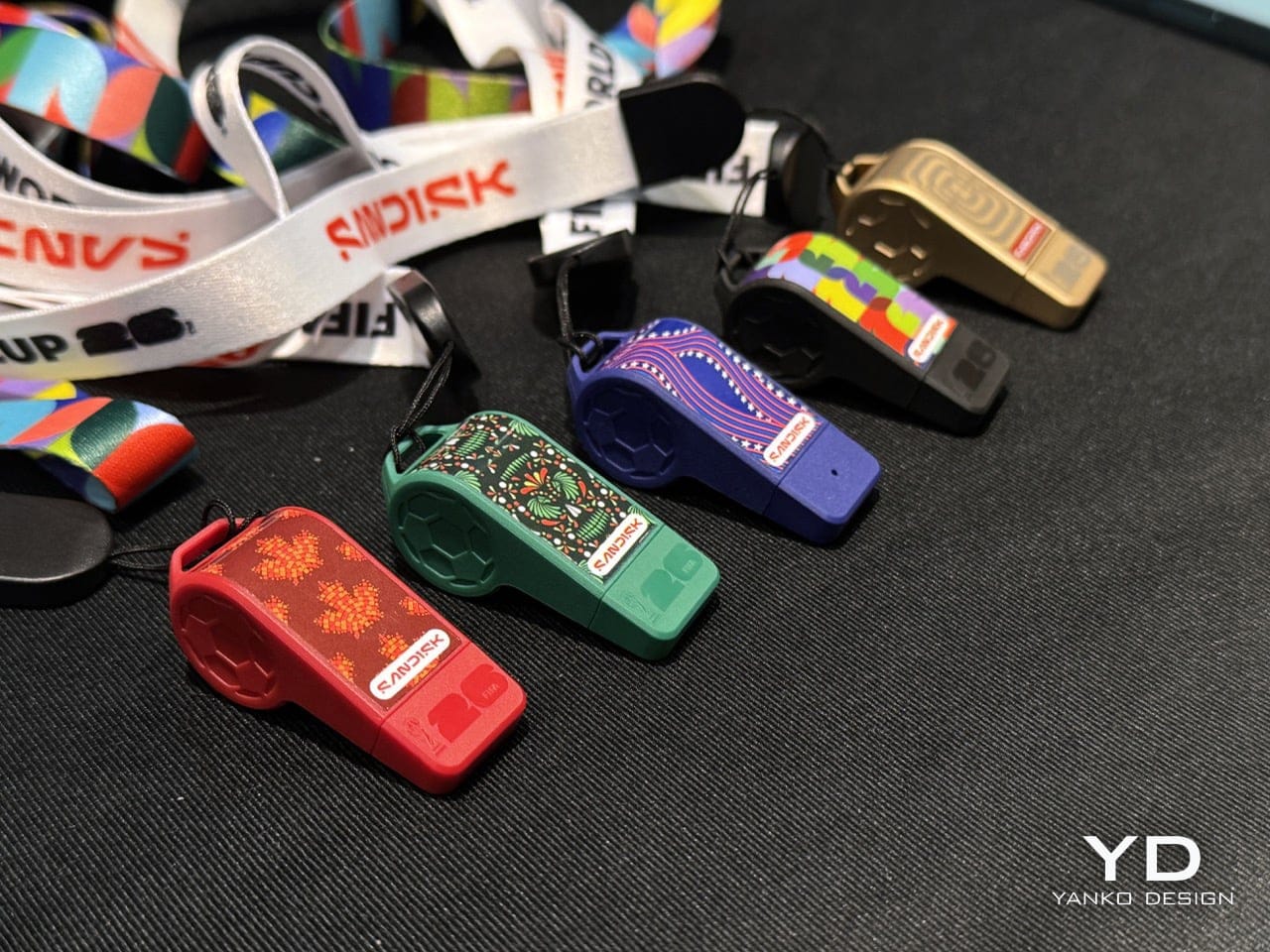 Model memegang flashdisk SanDisk whistle drive edisi Piala Dunia