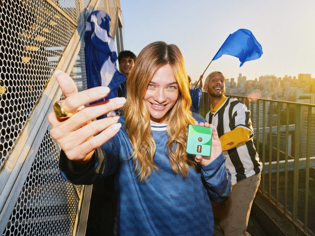 Motorola Razr edisi Piala Dunia 2026 dalam kondisi tertutup dengan grafis pitch