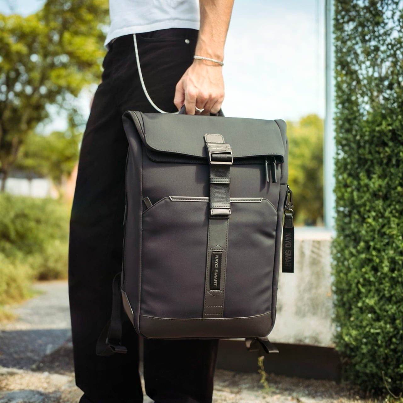 Pandangan detail material NA-TEX pada tas Herman Pro yang memiliki tekstur matte dan menolak air tanpa meninggalkan bekas.