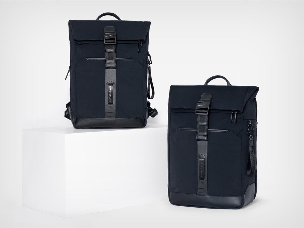 Pandangan samping tas Herman Pro yang memperlihatkan saku waterproof untuk menyimpan botol minum atau payung.