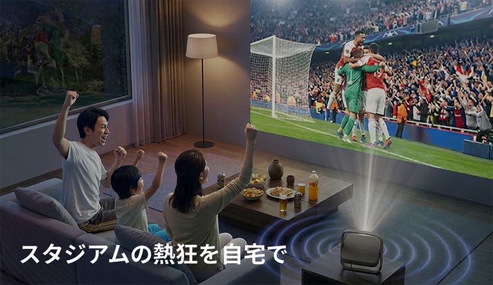 Proyektor XGIMI Elfin Flip 4K dalam posisi berdiri vertikal di atas meja kayu, menyala menampilkan gambar berkualitas tinggi di ruangan modern minimalis