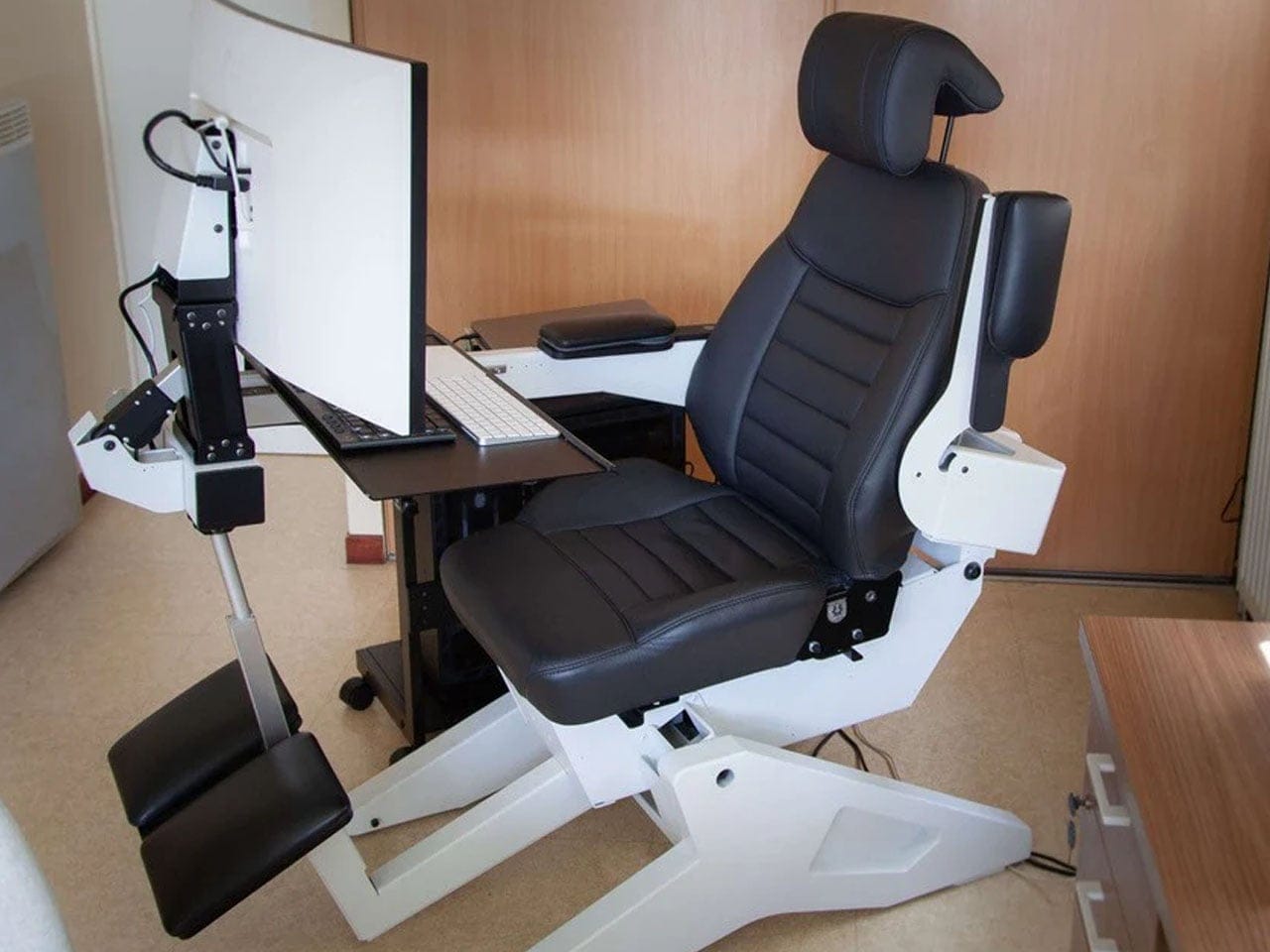 Stasiun kerja zero gravity Emperor S2 berwarna hitam karbon dari MWE Labs