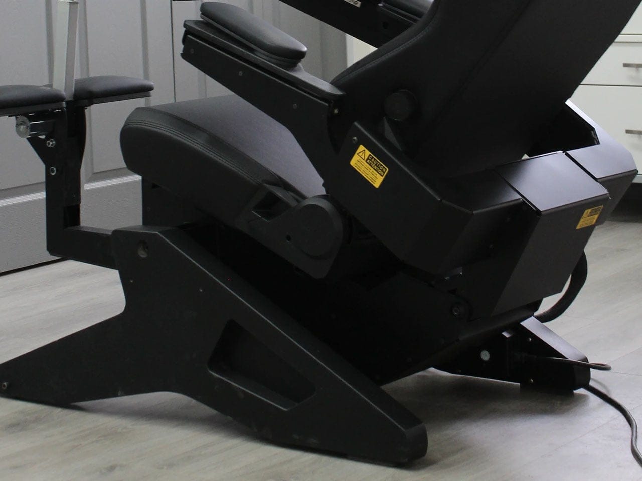 Stasiun kerja zero gravity Emperor S2 berwarna hitam karbon dari MWE Labs