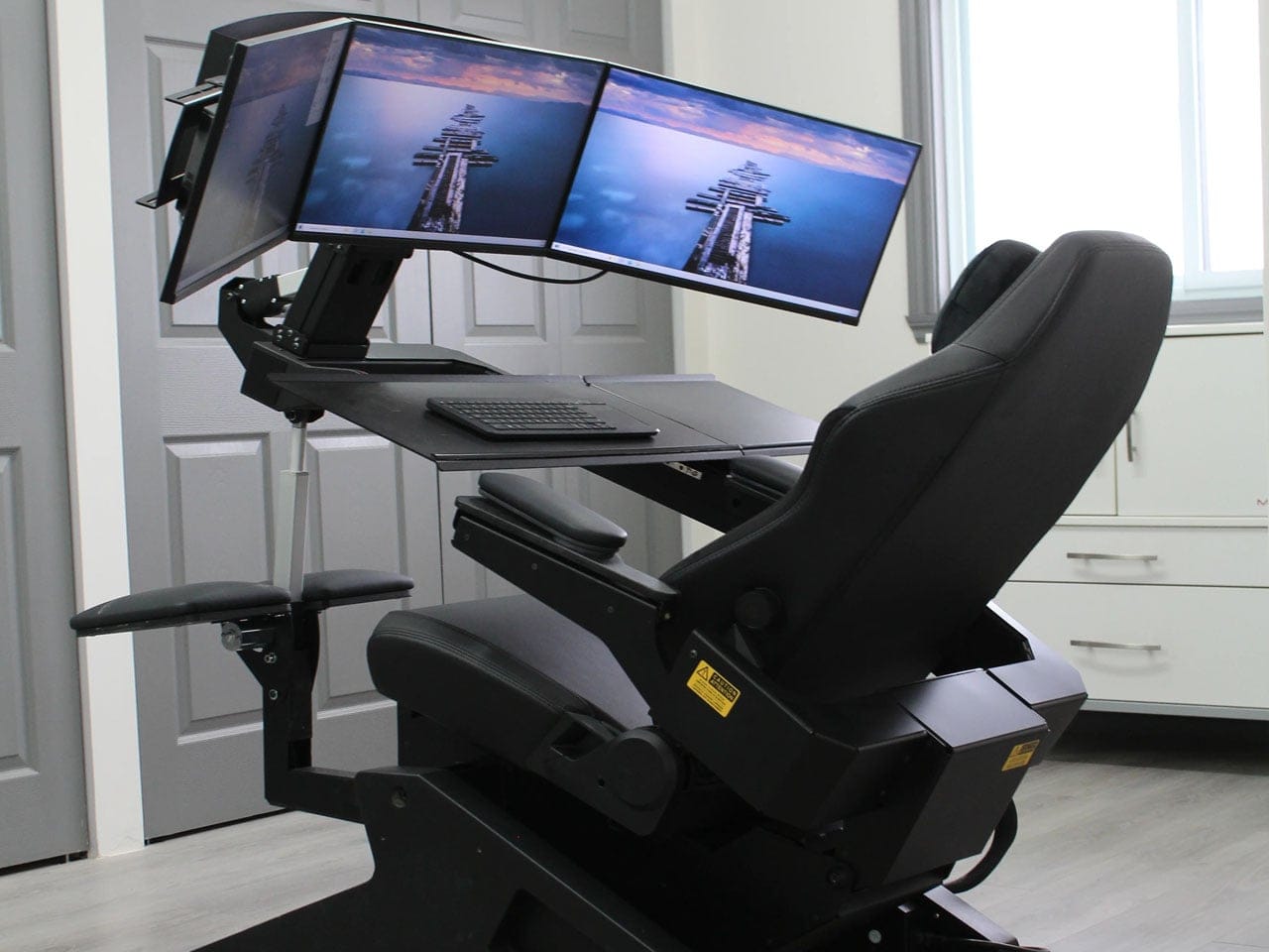 Stasiun kerja zero gravity Emperor S2 berwarna hitam karbon dari MWE Labs
