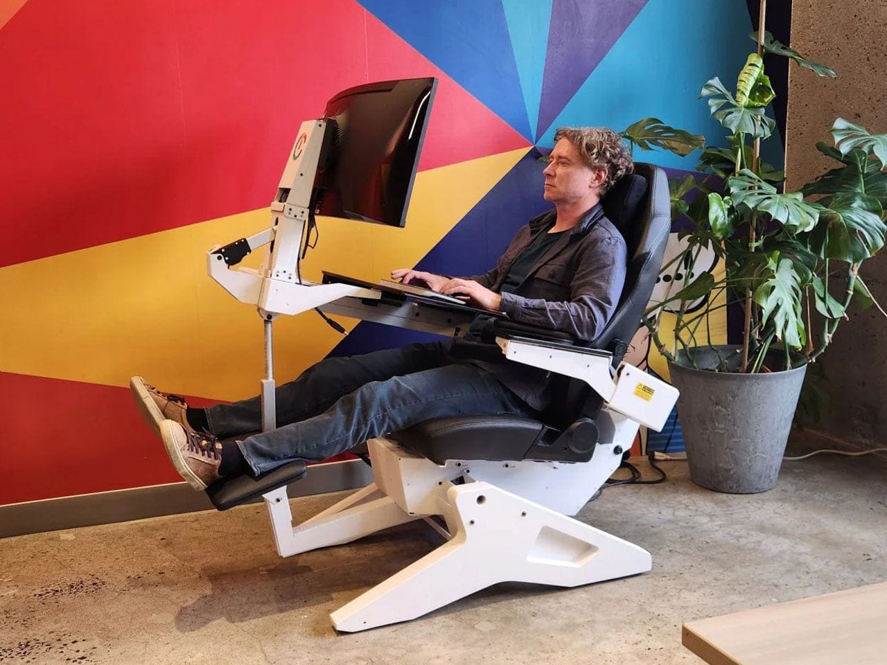 Stasiun kerja zero gravity Emperor S2 berwarna hitam karbon dari MWE Labs