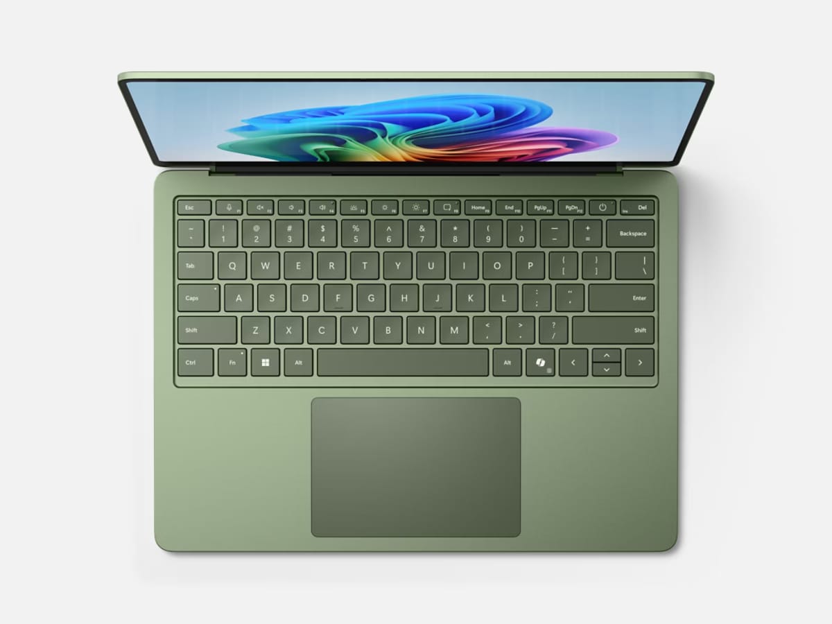 Sudut layar dan keyboard Microsoft Surface Laptop 8 13 inci dalam warna Platinum
