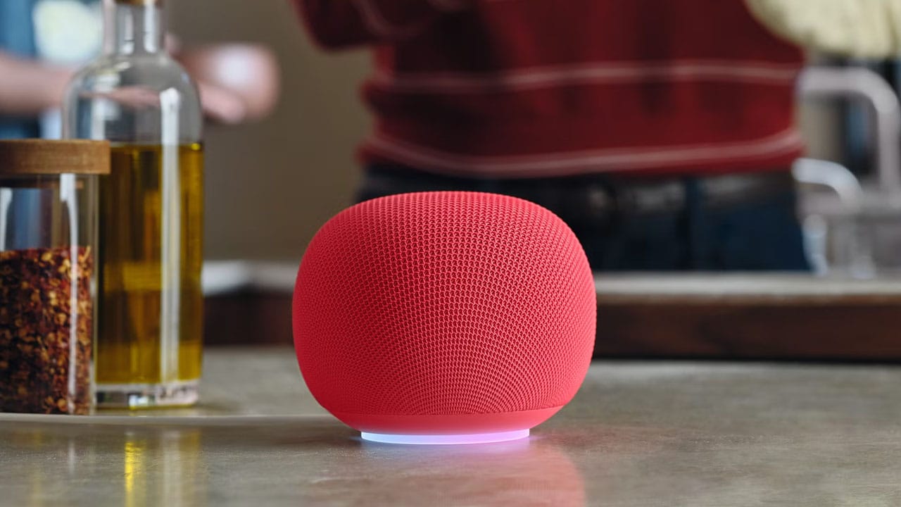 Tampak depan Google Home Speaker warna Berry yang mencolok dengan kain rajut 3D bertekstur