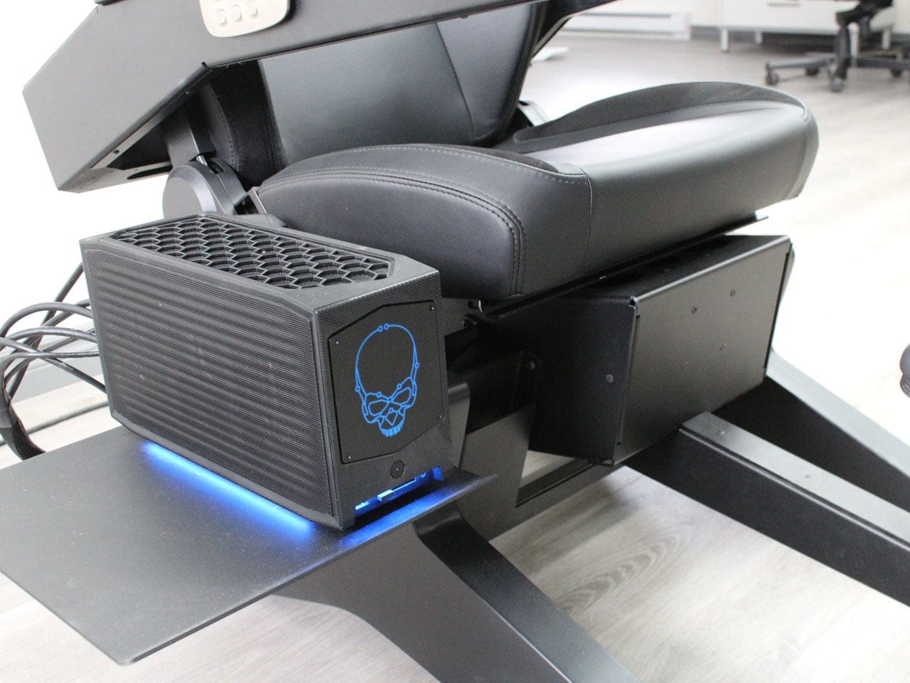 Tampilan samping kursi kerja zero gravity Emperor S2 buatan MWE Labs
