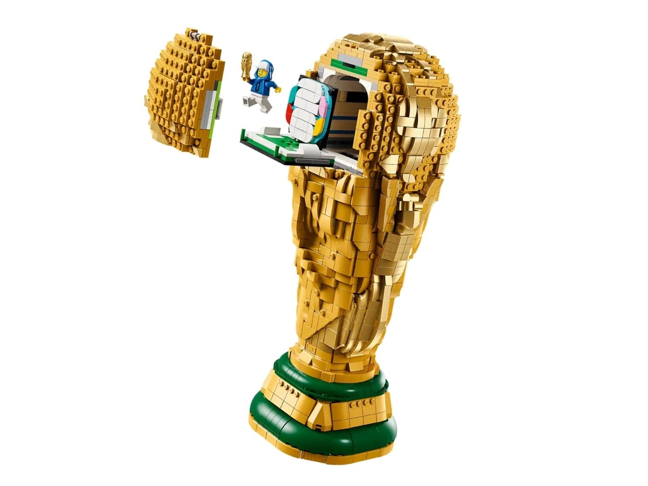 Tampilan set LEGO Trofi Piala Dunia 2026 yang telah selesai dirakit dengan elemen emas