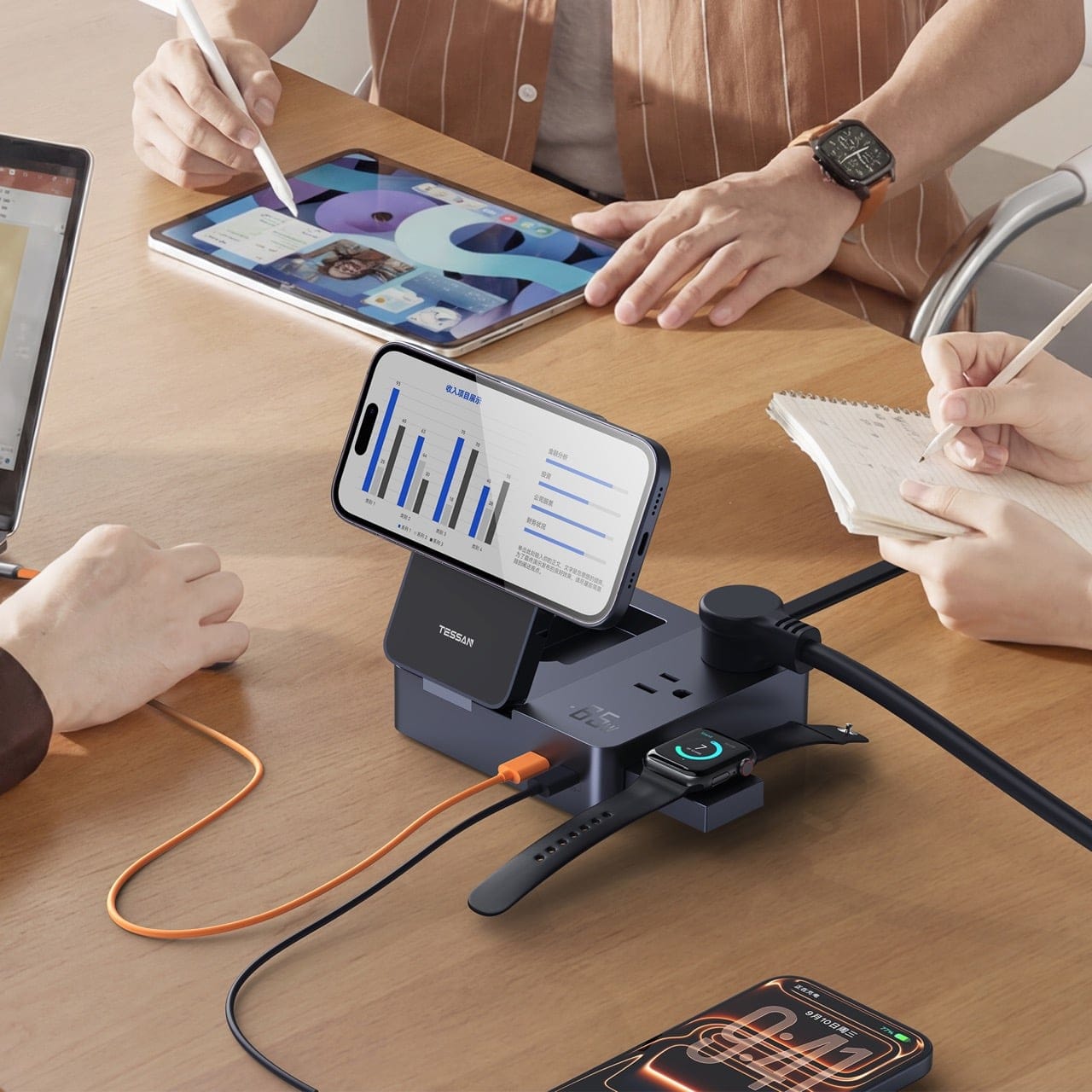 TESSAN Power Elf I terisi penuh dengan iPhone, Apple Watch, AirPods, dan kabel pengisi daya dalam mode workstation terbuka