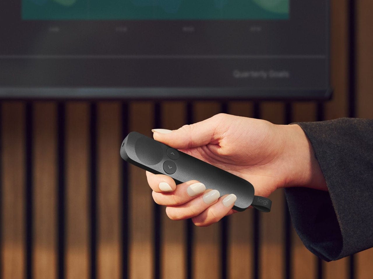 Tiga varian warna remote presentasi Logitech Spotlight 2 diletakkan berdampingan secara vertikal